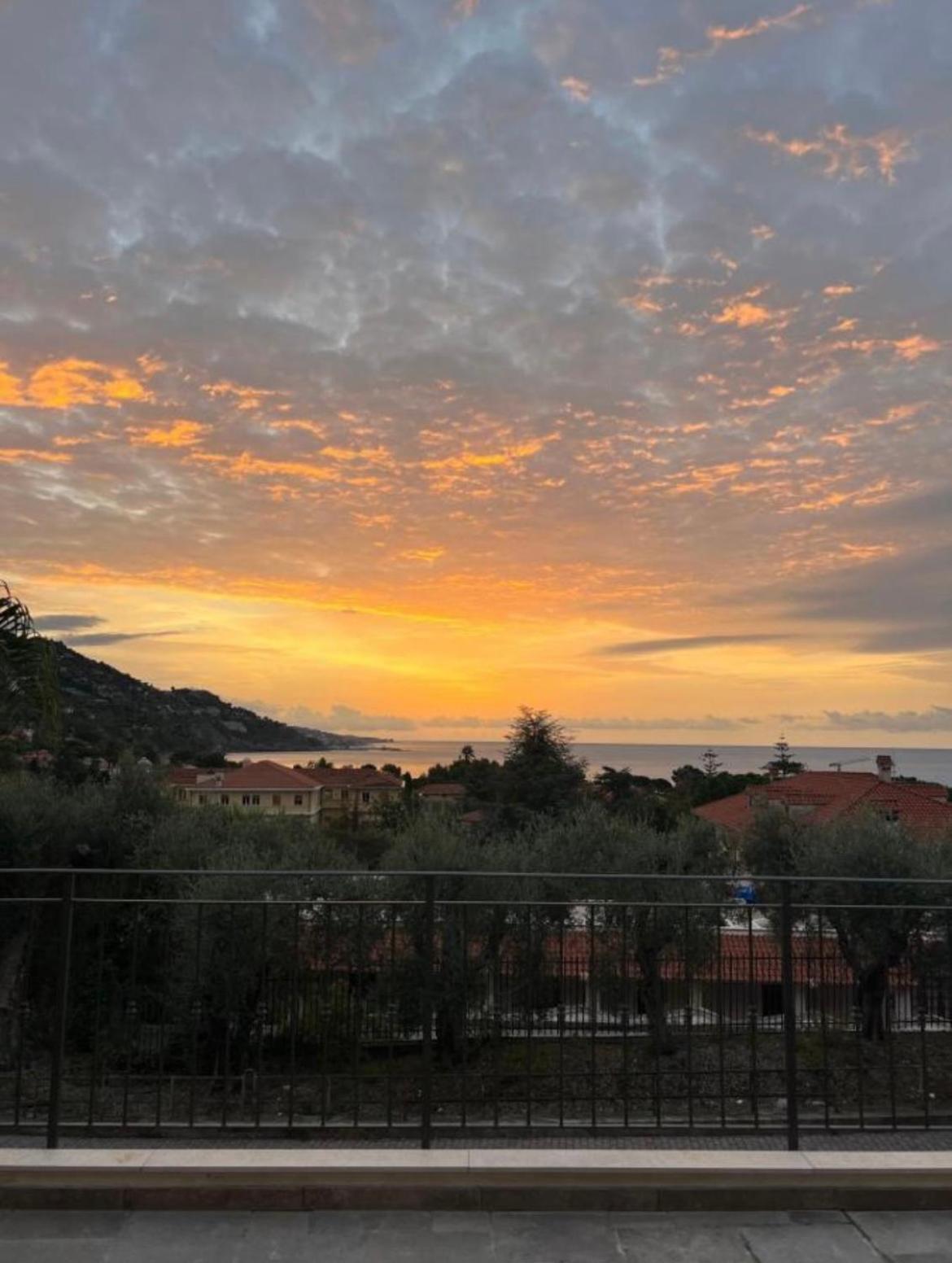 Corso Montecarlo Apartment Ventimiglia Bagian luar foto